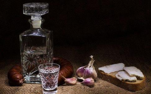 La Drunkorexia consiste en beber bebidas alcohólicas y no comer alimentos. La Drunkorexia consiste en beber bebidas alcohólicas y no comer alimentos.