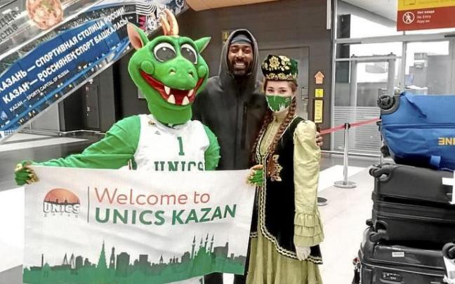 Así fue el recibimiento que le brindó el Unics Kazan a OJ Mayo tras su llegada a tierras rusas bien avanzado el mes de septiembre. Foto: Unics Así fue el recibimiento que le brindó el Unics Kazan a OJ Mayo tras su llegada a tierras rusas bien avanzado el mes de septiembre. Foto: Unics