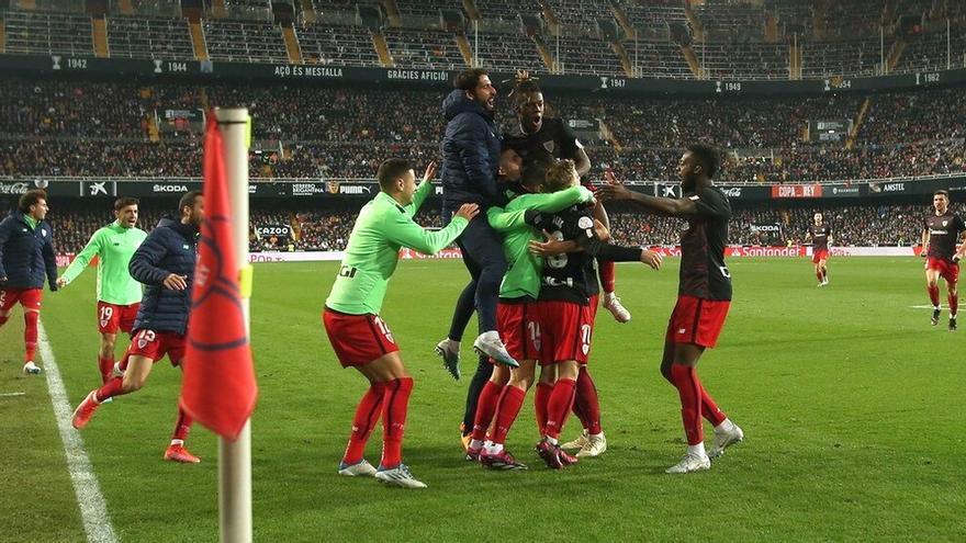 Los jugadores del Athletic celebran uno de los goles marcados en Mestalla y que dieron al equipo la clasificacion para su cuarta semifinal de Copa consecutivas.