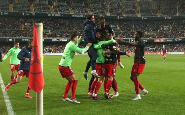 Los jugadores del Athletic celebran uno de los goles marcados en Mestalla y que dieron al equipo la clasificacion para su cuarta semifinal de Copa consecutivas.