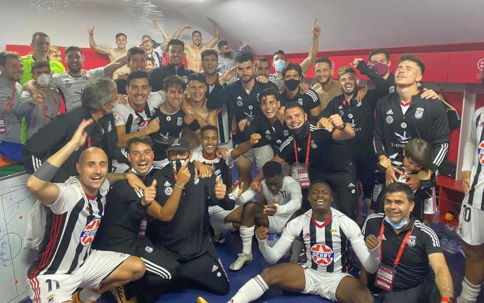 Los jugadores del Badajoz celebran el pase a la eliminatoria final.