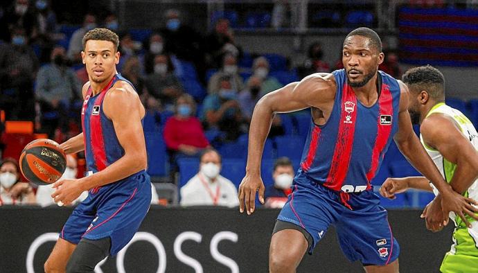 Nnoko bloquea al par de Baldwin en el reciente partido que el Baskonia disputó en el Buesa Arena ante el Fuenlabrada. Foto: Jorge Muñoz