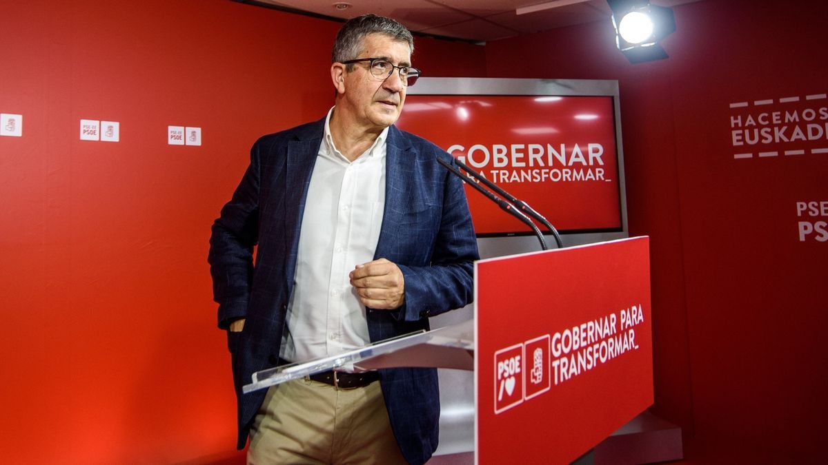 El portavoz del PSOE en el Congreso de los Diputados, Patxi López, ayer ante los medios de comunicación.
