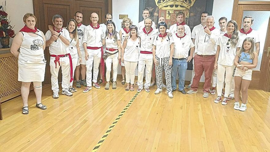 Los invitados de EH Bildu ayer en la puerta de la alcaldía de consistorio de Estella-Lizarra.