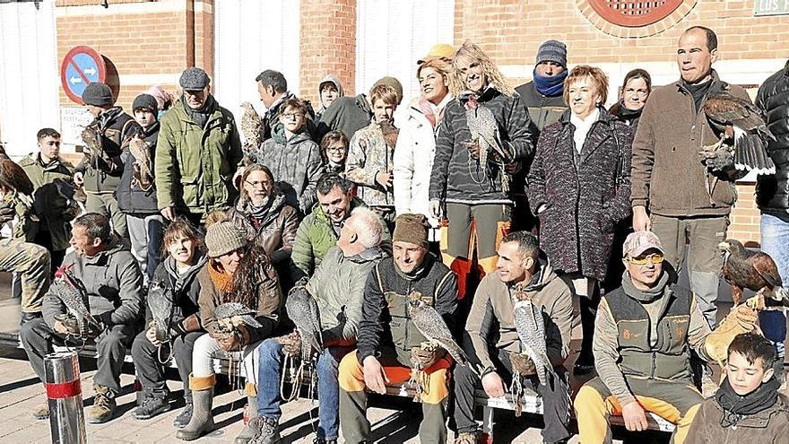 Los cazadores, con sus aves | FOTO: CEDIDA