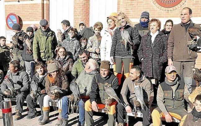 Los cazadores, con sus aves | FOTO: CEDIDA Los cazadores, con sus aves | FOTO: CEDIDA