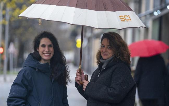 La coordinadora del programa, Olga Vázquez, y Saioa Arrizabalaga, madre de acogida de una niña ucraniana.