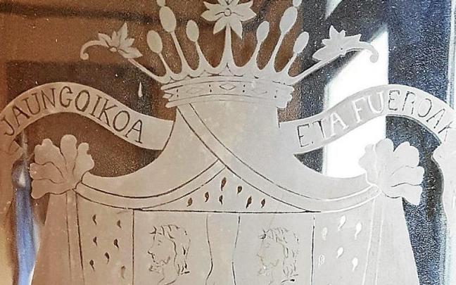 El escudo euskaro en la vitrina de la sala de juntas del Laurak Bat de Buenos Aires. | FOTO: XABIER IRUJO El escudo euskaro en la vitrina de la sala de juntas del Laurak Bat de Buenos Aires. | FOTO: XABIER IRUJO