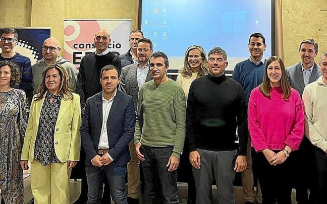 Representantes de las empresas colaboradoras y de las nuevas iniciativas puestas en marcha. | FOTO: CEDIDA Representantes de las empresas colaboradoras y de las nuevas iniciativas puestas en marcha. | FOTO: CEDIDA