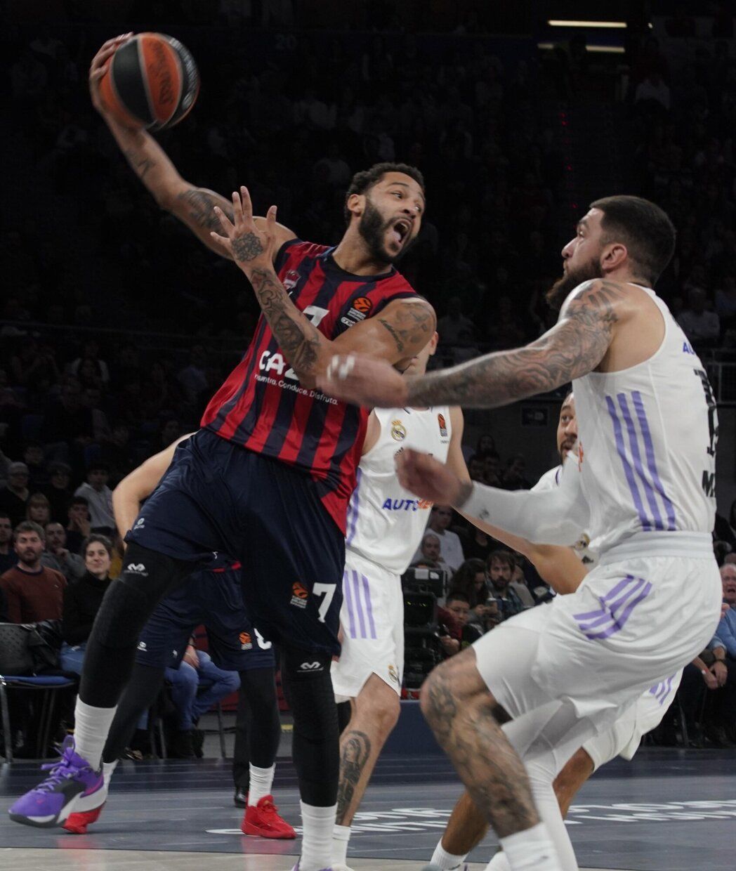 Henry dobla un pase durante el triunfo del Baskonia sobre el Real Madrid en el Buesa Arena