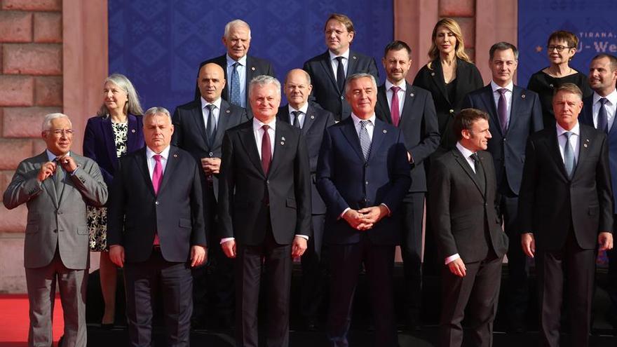 Foto de familia de líderes de la UE y de los países de los Balcanes en la cumbre de Tirana