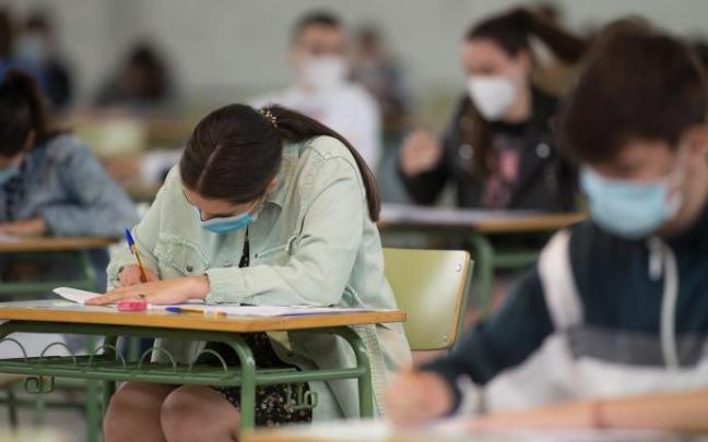 Estudiantes, en una clase. Estudiantes, en una clase.