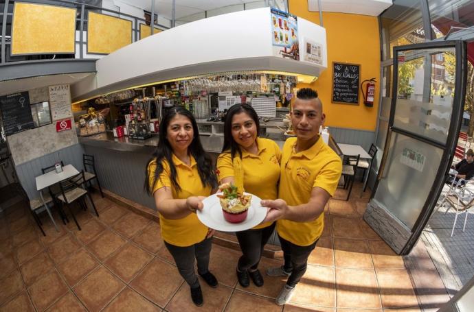 Luz Colimba, Yolanda Colcha y Henry Farinango, posan en su bar con la propuesta ganadora de la XIX Semana del Pintxo de la Txantrea.