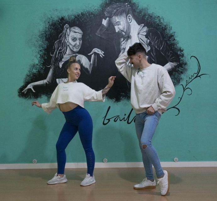 Erik y Monika bailan en su academia Báilalo.