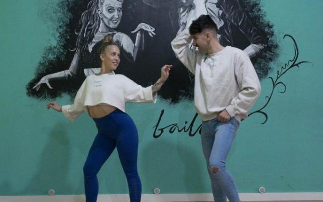 Erik y Monika bailan en su academia Báilalo.
