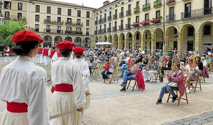 Los dantzaris del grupo Irrintzi entran en la plaza para bailar la ezpatadantza.