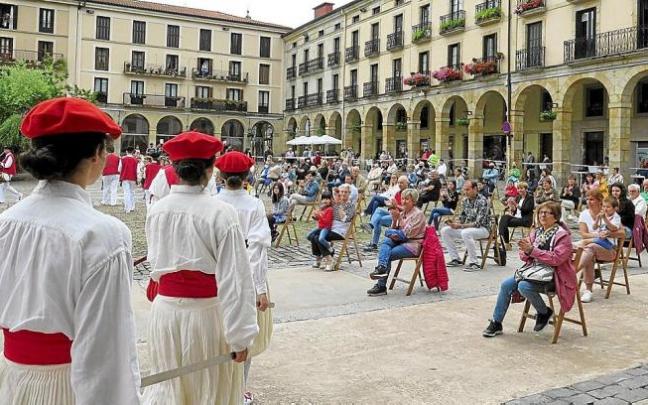 Los dantzaris del grupo Irrintzi entran en la plaza para bailar la ezpatadantza.