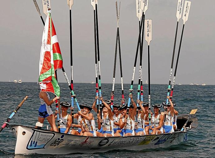 La tripulación femenina de Donostiarra celebra el triunfo en el Campeonato de Euskadi del año pasado, disputado en aguas de Lekeitio. Foto: Efe