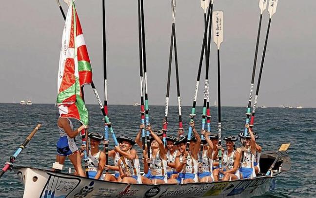 La tripulación femenina de Donostiarra celebra el triunfo en el Campeonato de Euskadi del año pasado, disputado en aguas de Lekeitio. Foto: Efe