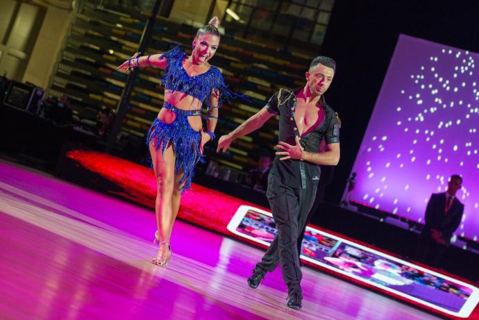 Nerea Mon Laseca y Jokin Mozo del Valle ejecutan uno de los pasos que les proclamó campeones de España de Baile Deportivo Latino celebrado en Guadalajara.