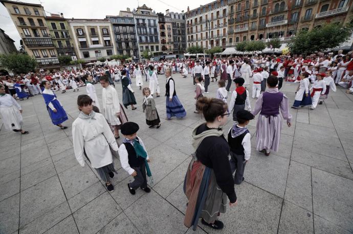 Bailes de txistu en la Plaza del Castillo con motivo del Día del Niño de San Fermín 2017.