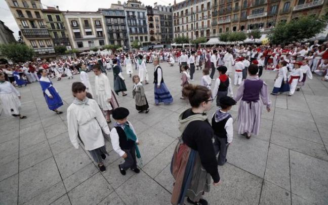Bailes de txistu en la Plaza del Castillo con motivo del Día del Niño de San Fermín 2017.