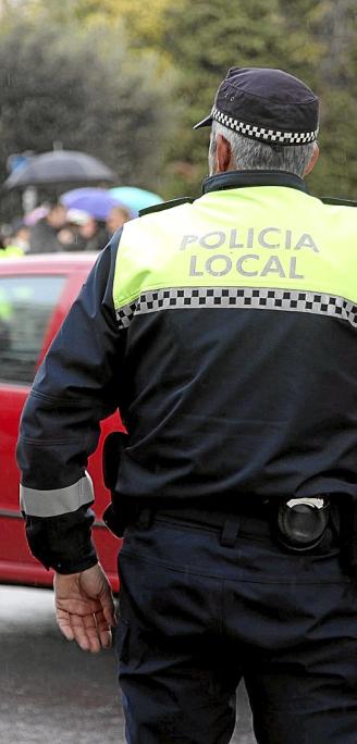 Agente de la Policía Local de Vitoria. Foto: Jorge Muñoz