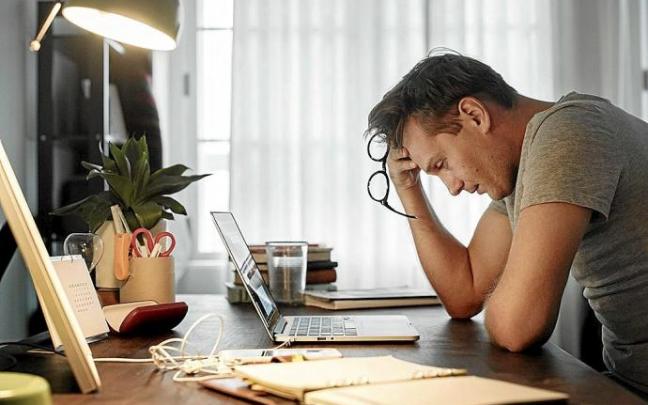 Un hombre, trabajando estresado desde casa. Foto: Archivo