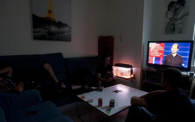 Un grupo de jóvenes, en una bajera en Pamplona.