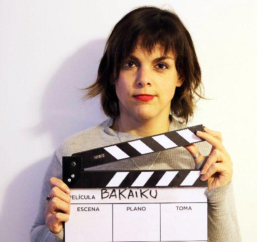 María Eugenia Rosón, más conocida como Meru, con la claqueta del documental sobre Bakaiku.