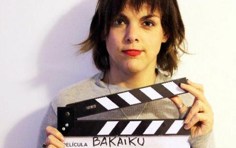 María Eugenia Rosón, más conocida como Meru, con la claqueta del documental sobre Bakaiku. María Eugenia Rosón, más conocida como Meru, con la claqueta del documental sobre Bakaiku.