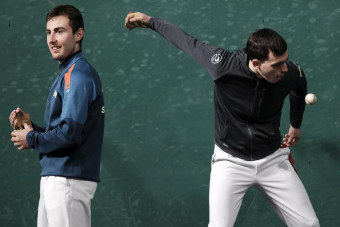 Joanes Bakaikoa e Iker Elizegi, a punto de golpear, en la elección de material este martes en el Labrit.