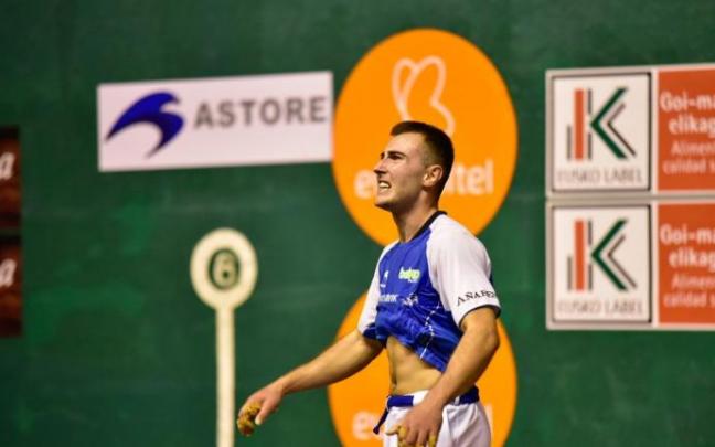 Joanes Bakaikoa, en el partido del Manomanista ante Jaka en noviembre de 2020 en Eibar. Joanes Bakaikoa, en el partido del Manomanista ante Jaka en noviembre de 2020 en Eibar.