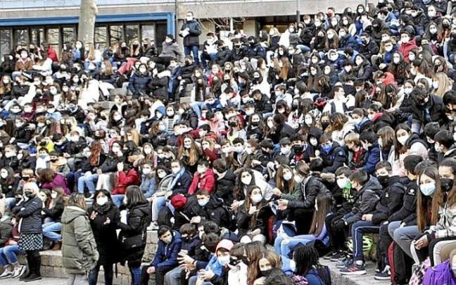 Goiko irudian, atzo bakearen alde elkartu ziren ikasleak.