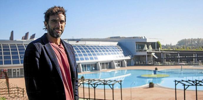 Borja Junco, gerente de la ciudad deportiva Bakh, posa en las piscinas exteriores del complejo.