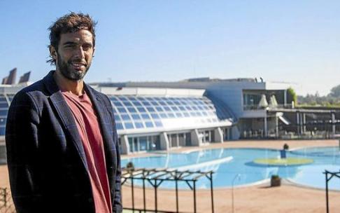 Borja Junco, gerente de la ciudad deportiva Bakh, posa en las piscinas exteriores del complejo. Borja Junco, gerente de la ciudad deportiva Bakh, posa en las piscinas exteriores del complejo.