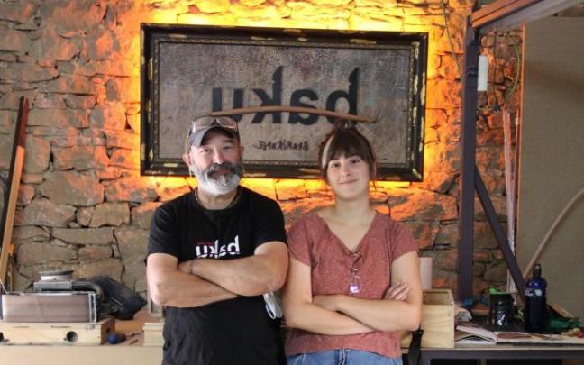 Los creadores de Baku Barrukipel, Amaia y Jesús Prieto, son padre e hija posan delante del cartel del taller situado en el centro de un pequeño pueblo de Tierra Estella. Los creadores de Baku Barrukipel, Amaia y Jesús Prieto, son padre e hija posan delante del cartel del taller situado en el centro de un pequeño pueblo de Tierra Estella.