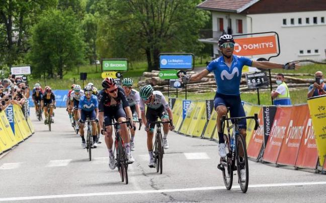 Valverde festeja la victoria en una etapa del Critérium del Dauphiné.