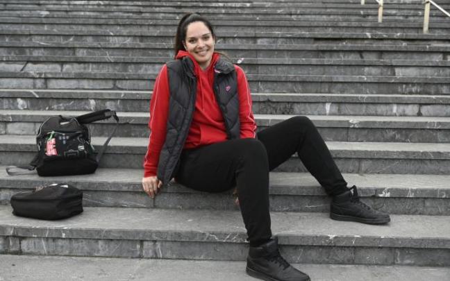 Ana Baletic posa como nueva jugadora del Ausarta Barakaldo.