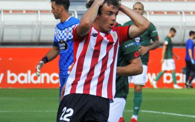 Juan Artola se lamenta de una ocasión fallada. Juan Artola se lamenta de una ocasión fallada.