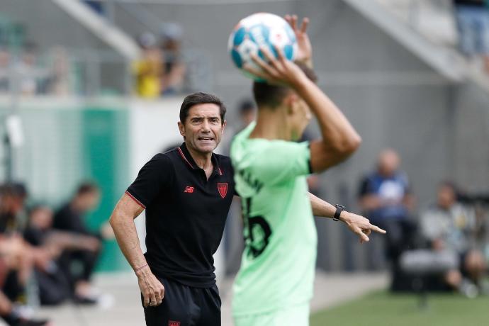Marcelino da órdenes a sus jugadores durante el amistoso del sábado ante el Borussia Dortmund.