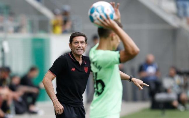 Marcelino da órdenes a sus jugadores durante el amistoso del sábado ante el Borussia Dortmund. Marcelino da órdenes a sus jugadores durante el amistoso del sábado ante el Borussia Dortmund.