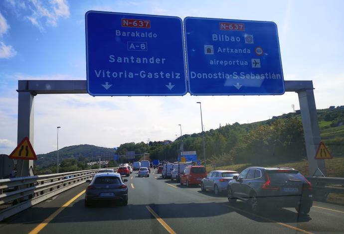 Vehículos circulando por la autopista A-8.