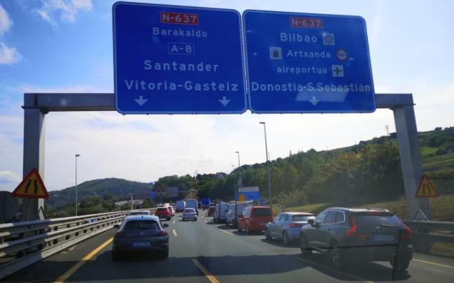 Vehículos circulando por la autopista A-8. Vehículos circulando por la autopista A-8.