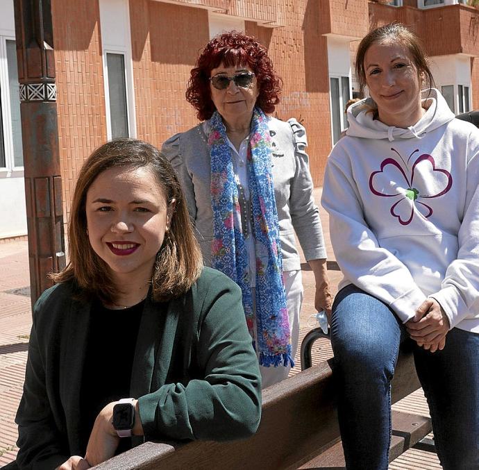 Lidia Encabo, Adelako gizarte langilea, Monste Rejado, ohorezko presidentea eta Sara Calvo, egungo presidentea.Argazkia: Alex Larretxi