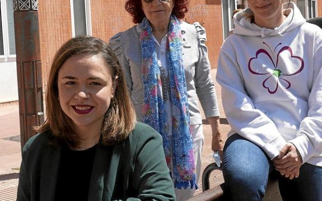 Lidia Encabo, Adelako gizarte langilea, Monste Rejado, ohorezko presidentea eta Sara Calvo, egungo presidentea.Argazkia: Alex Larretxi