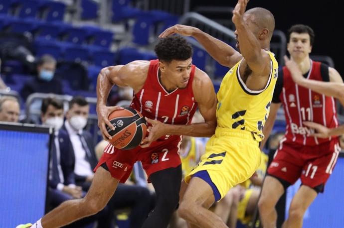 Baldwin controla el balón ante Granger.