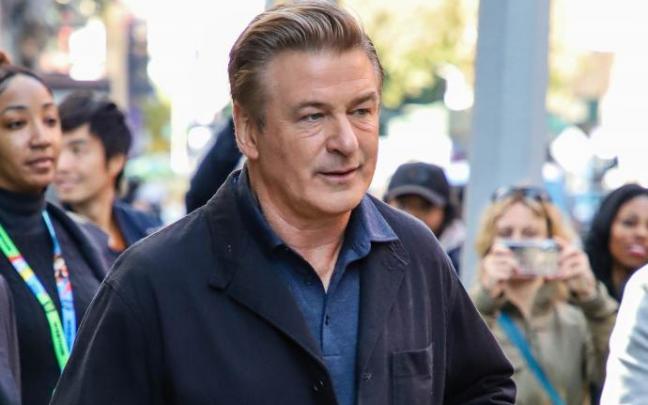 Varios empleados del rodaje han demandado a Baldwin por poner en riesgo la seguridad de los empleados Varios empleados del rodaje han demandado a Baldwin por poner en riesgo la seguridad de los empleados