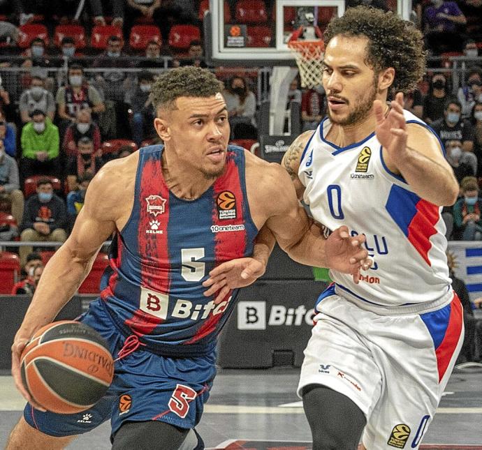 Baldwin es hostigado por Larkin en su avance hacia canasta. Foto: Alex Larretxi