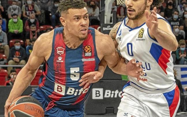 Baldwin es hostigado por Larkin en su avance hacia canasta. Foto: Alex Larretxi